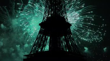 Paris, Fransa 'daki Eyfel Kulesi üzerinde kutlama havai fişekleri 