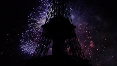 Paris, Fransa 'daki Eyfel Kulesi üzerinde kutlama havai fişekleri 