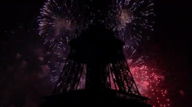 Paris, Fransa 'daki Eyfel Kulesi üzerinde kutlama havai fişekleri 