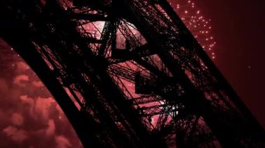 Paris, Fransa 'daki Eyfel Kulesi üzerinde kutlama havai fişekleri 