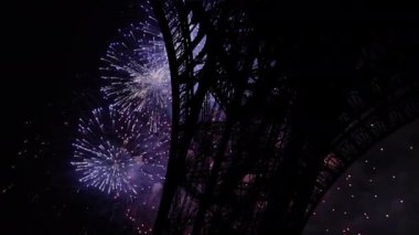 Paris, Fransa 'daki Eyfel Kulesi üzerinde kutlama havai fişekleri 