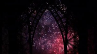 Paris, Fransa 'daki Eyfel Kulesi üzerinde kutlama havai fişekleri 