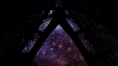 Paris, Fransa 'daki Eyfel Kulesi üzerinde kutlama havai fişekleri 