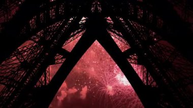 Paris, Fransa 'daki Eyfel Kulesi üzerinde kutlama havai fişekleri 