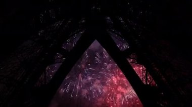 Paris, Fransa 'daki Eyfel Kulesi üzerinde kutlama havai fişekleri 