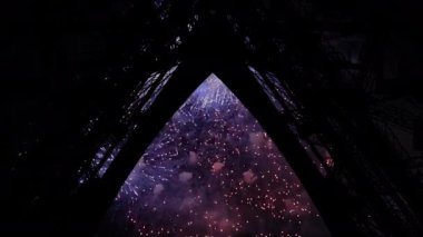 Paris, Fransa 'daki Eyfel Kulesi üzerinde kutlama havai fişekleri 