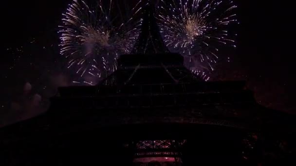Святкові Кольорові Феєрверки Над Ейфелевою Вежею Парижі Франція — стокове відео