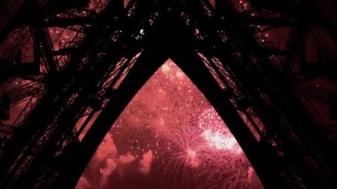 Paris, Fransa 'daki Eyfel Kulesi üzerinde kutlama havai fişekleri 
