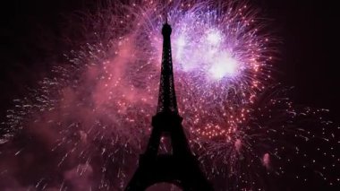 Paris, Fransa 'daki Eyfel Kulesi üzerinde kutlama havai fişekleri 