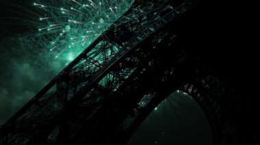 Paris, Fransa 'daki Eyfel Kulesi üzerinde kutlama havai fişekleri 