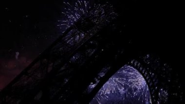 Paris, Fransa 'daki Eyfel Kulesi üzerinde kutlama havai fişekleri 