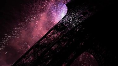 Paris, Fransa 'daki Eyfel Kulesi üzerinde kutlama havai fişekleri 