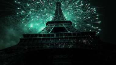 Paris, Fransa 'daki Eyfel Kulesi üzerinde kutlama havai fişekleri 