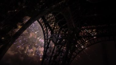 Paris, Fransa 'daki Eyfel Kulesi üzerinde kutlama havai fişekleri 