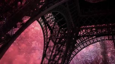 Paris, Fransa 'daki Eyfel Kulesi üzerinde kutlama havai fişekleri 