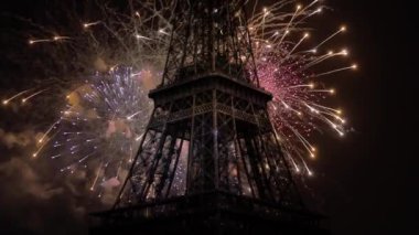 Paris, Fransa 'daki Eyfel Kulesi üzerinde kutlama havai fişekleri 