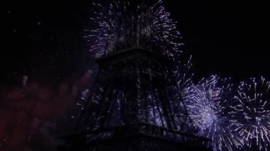 Paris, Fransa 'daki Eyfel Kulesi üzerinde kutlama havai fişekleri 