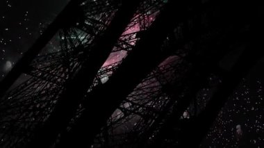 Paris, Fransa 'daki Eyfel Kulesi üzerinde kutlama havai fişekleri 