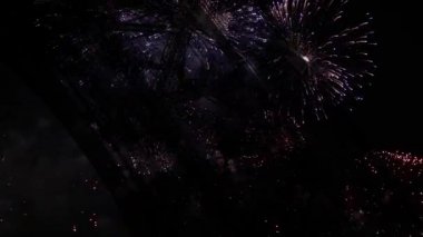Paris, Fransa 'daki Eyfel Kulesi üzerinde kutlama havai fişekleri 
