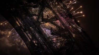 Paris, Fransa 'daki Eyfel Kulesi üzerinde kutlama havai fişekleri 