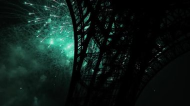 Paris, Fransa 'daki Eyfel Kulesi üzerinde kutlama havai fişekleri 