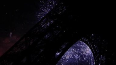 Paris, Fransa 'daki Eyfel Kulesi üzerinde kutlama havai fişekleri 
