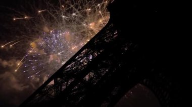 Paris, Fransa 'daki Eyfel Kulesi üzerinde kutlama havai fişekleri 