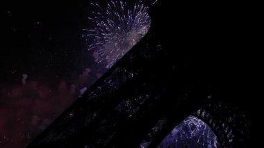 Paris, Fransa 'daki Eyfel Kulesi üzerinde kutlama havai fişekleri 