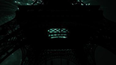 Paris, Fransa 'daki Eyfel Kulesi üzerinde kutlama havai fişekleri 