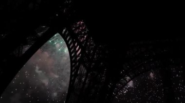 Paris, Fransa 'daki Eyfel Kulesi üzerinde kutlama havai fişekleri 