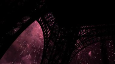 Paris, Fransa 'daki Eyfel Kulesi üzerinde kutlama havai fişekleri 