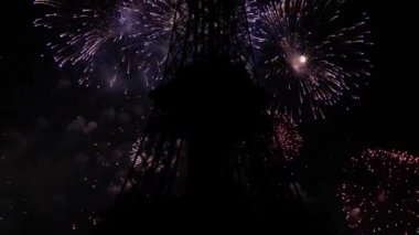 Paris, Fransa 'daki Eyfel Kulesi üzerinde kutlama havai fişekleri 