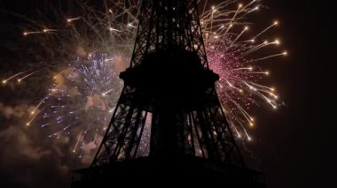 Paris, Fransa 'daki Eyfel Kulesi üzerinde kutlama havai fişekleri 