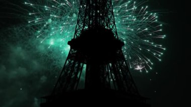 Paris, Fransa 'daki Eyfel Kulesi üzerinde kutlama havai fişekleri 