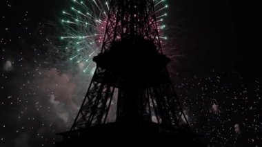 Paris, Fransa 'daki Eyfel Kulesi üzerinde kutlama havai fişekleri 