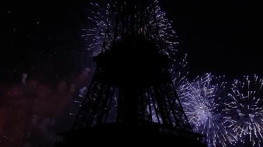 Paris, Fransa 'daki Eyfel Kulesi üzerinde kutlama havai fişekleri 