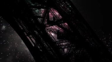 Paris, Fransa 'daki Eyfel Kulesi üzerinde kutlama havai fişekleri 