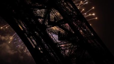 Paris, Fransa 'daki Eyfel Kulesi üzerinde kutlama havai fişekleri 