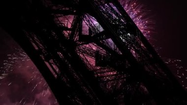 Paris, Fransa 'daki Eyfel Kulesi üzerinde kutlama havai fişekleri 