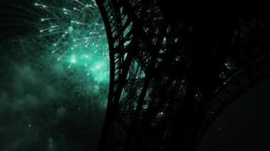 Paris, Fransa 'daki Eyfel Kulesi üzerinde kutlama havai fişekleri 
