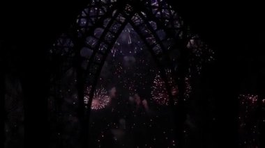 Paris, Fransa 'daki Eyfel Kulesi üzerinde kutlama havai fişekleri 