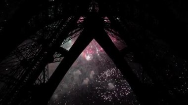 Paris, Fransa 'daki Eyfel Kulesi üzerinde kutlama havai fişekleri 