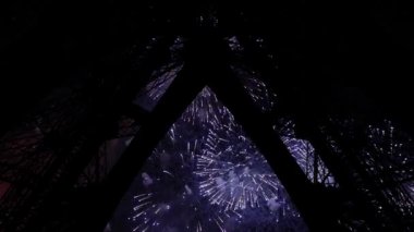 Paris, Fransa 'daki Eyfel Kulesi üzerinde kutlama havai fişekleri 