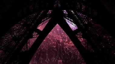 Paris, Fransa 'daki Eyfel Kulesi üzerinde kutlama havai fişekleri 