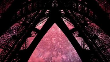 Paris, Fransa 'daki Eyfel Kulesi üzerinde kutlama havai fişekleri 