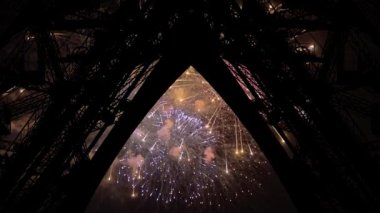 Paris, Fransa 'daki Eyfel Kulesi üzerinde kutlama havai fişekleri 