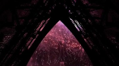 Paris, Fransa 'daki Eyfel Kulesi üzerinde kutlama havai fişekleri 