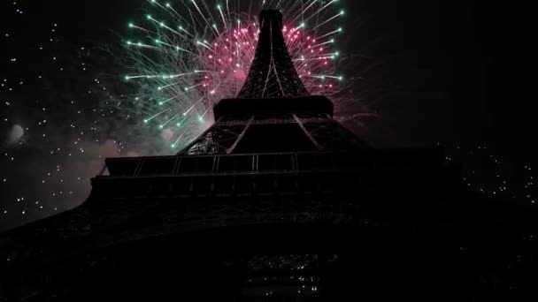 Slavnostní barevný ohňostroj nad Eiffelovou věží v Paříži, Francie 
