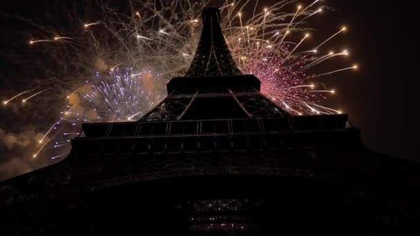Праздничный Красочный Фейерверк Над Эйфелевой Башней Париже Франция — стоковое видео