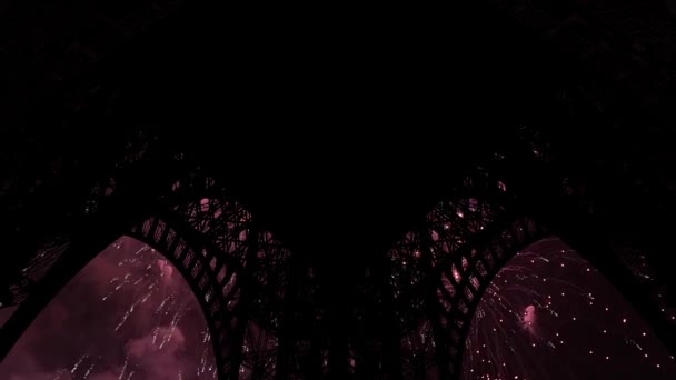 フランス パリのエッフェル塔の上でカラフルな花火を祝う — ストック動画